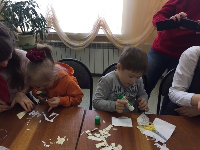 В Клинцах волонтеры провели мастер-класс для детей по изготовлению игрушки