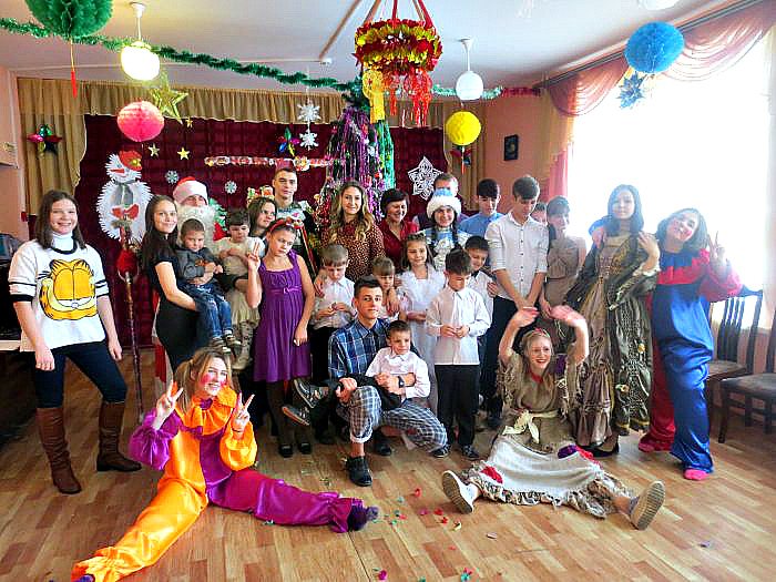 Волонтеры провели новогоднее костюмированное представление в приюте 