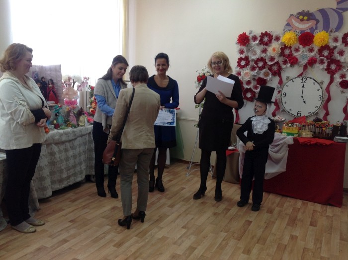 В Клинцах состоялось закрытие выставки «Кто в куклы не играл, тот счастья не знал»