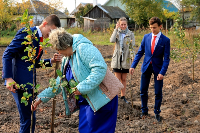 Клинцовские школьники заложили фруктовый сад