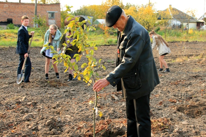 Клинцовские школьники заложили фруктовый сад