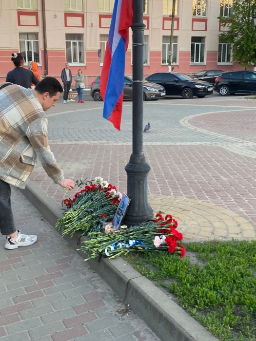 В память о погибших летчиках в Клинцах несут цветы 