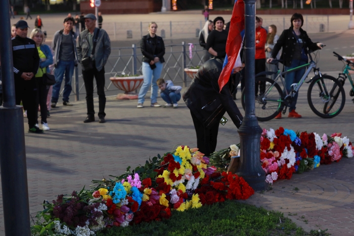 В память о погибших летчиках в Клинцах несут цветы 