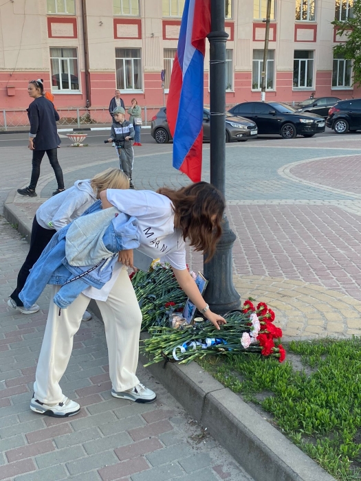 В память о погибших летчиках в Клинцах несут цветы 
