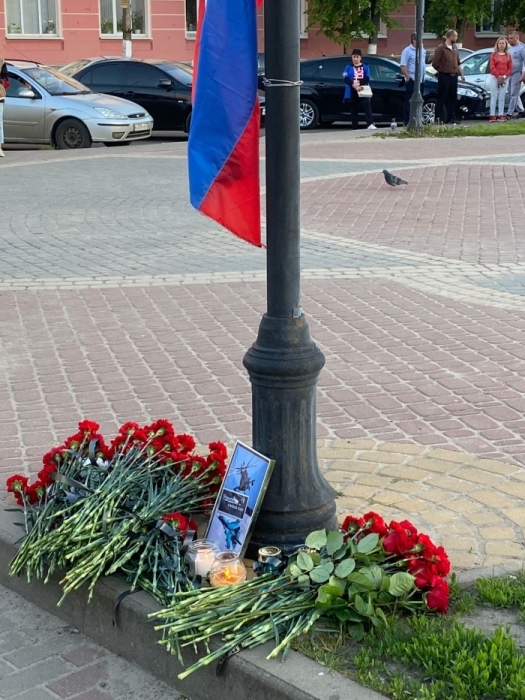 В память о погибших летчиках в Клинцах несут цветы 