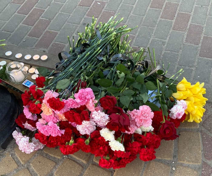 В память о погибших летчиках в Клинцах несут цветы 