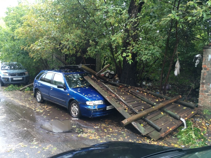В Клинцах забор упал на припаркованный автомобиль