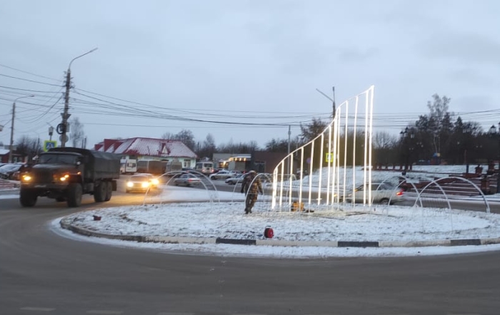 В Клинцах монтируют трехуровневую новогоднюю световую конструкцию