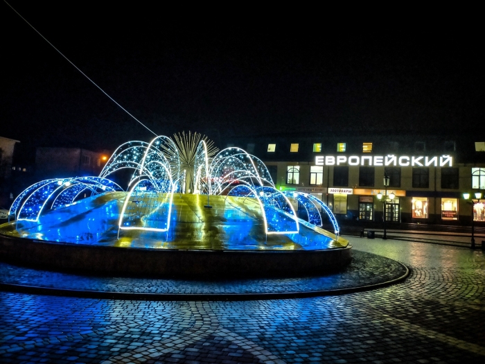 В Клинцах фонтан «Вальс дождя» украсили новогодней инсталляцией 