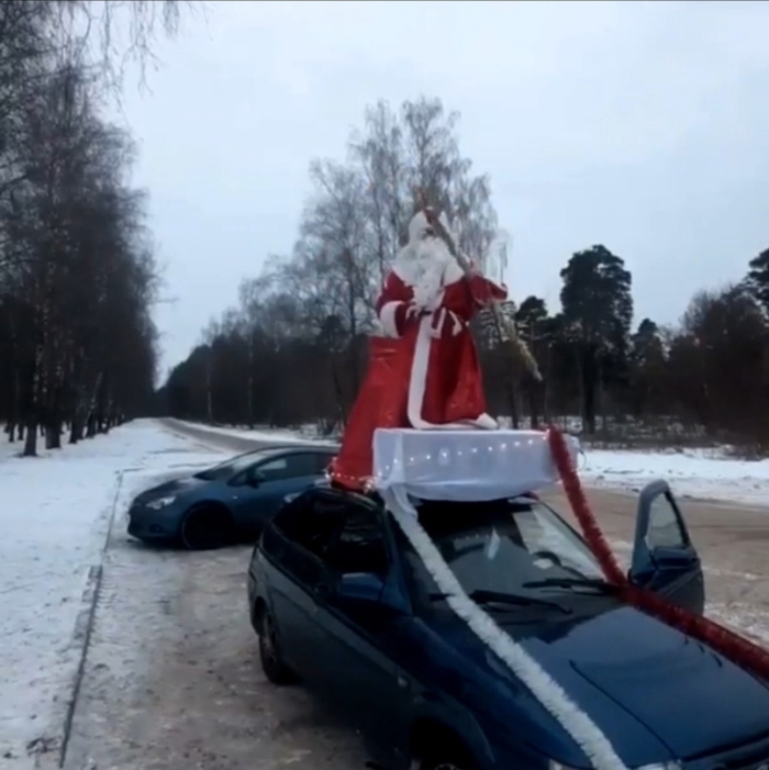 В Клинцах водитель привлечен к административной ответственности за перевозку Деда Мороза на крыше автомобиля