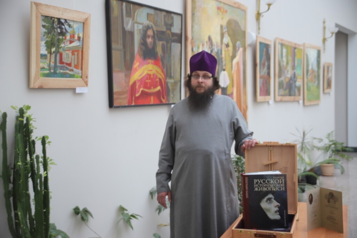 Митрополит Корнилий передал ценный экспонат в экспозицию будущего музея «Клинцы старообрядческие»