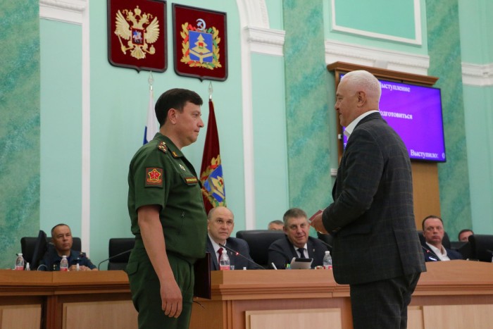 Военком передал внуку героя ВОВ, депутату областной Думы Василию Кармесу боевую награду деда - медаль «За отвагу»