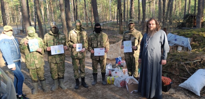Митрополит Корнилий наградил клинцовского священника за оказание гуманитарной помощи участникам СВО