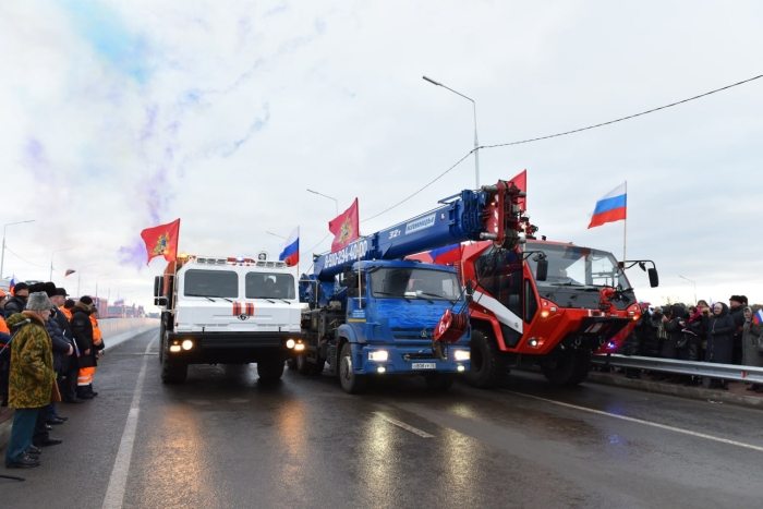 Первой по «Славянскому мосту» проехала спецтехника «БАЗ» и  «Клинцовского автокранового завода» 