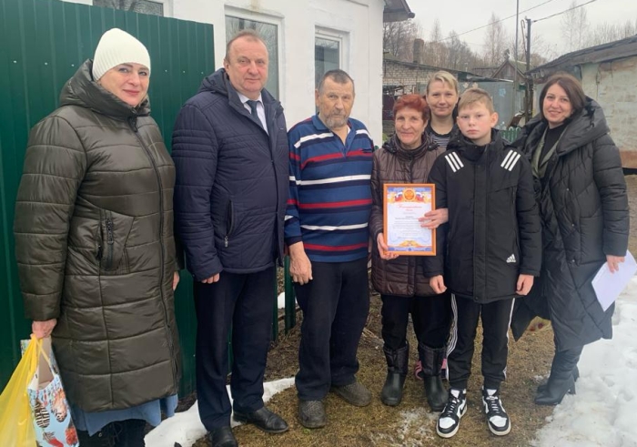 В Клинцовском районе поздравили семью Бондаренко с 50-летием супружеской жизни