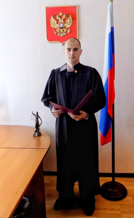 Судья Клинцовского городского суда Илья Постевой принес присягу