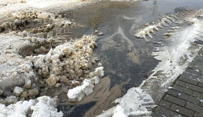 В Клинцах в 18-ти градусный мороз по центральной улице течет вода