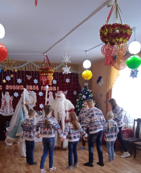 Представители «Клинцовского силикатного завода» поздравили воспитанников социального приюта с новогодними праздниками