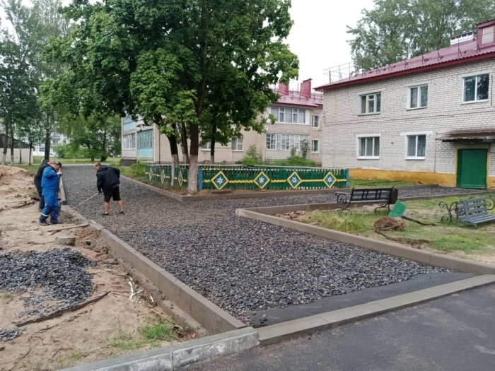 В Клинцовском районе ведутся работы по благоустройству придомовой территории