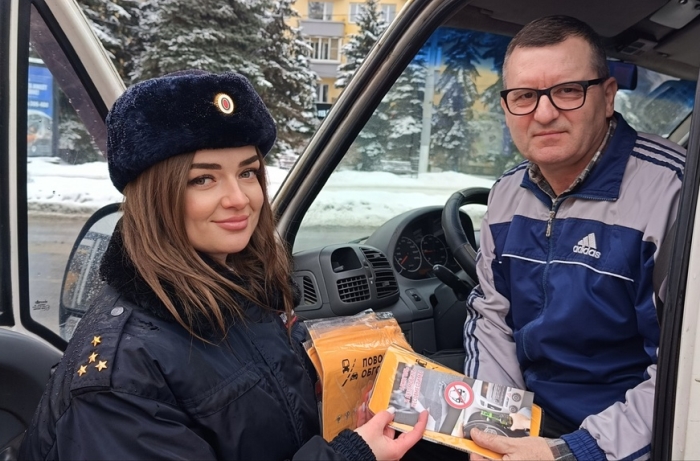 Сотрудники управления Госавтоинспекции Брянской области поздравили водителей с Днём защитника Отечества