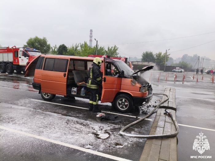 В Клинцах произошёл пожар в легковой автомобиль