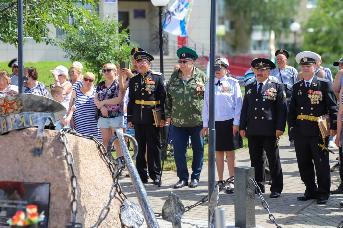 Шествие и минута молчания: Клинцы отмечают День Военно-морского флота