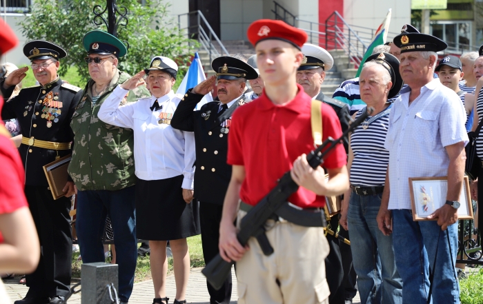 Шествие и минута молчания: Клинцы отмечают День Военно-морского флота