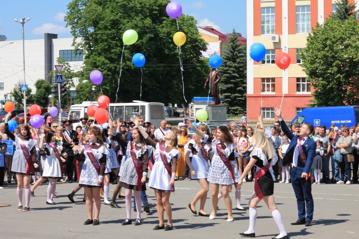 Разбираемся в поколениях: кто такие бумеры, миллениалы, зумеры и альфы?