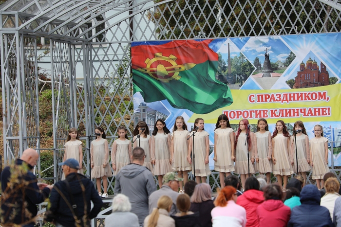 В обновляемом парке имени В.И. Ленина прошёл первый концерт в честь Дня города и 82-й годовщины освобождения Клинцов 