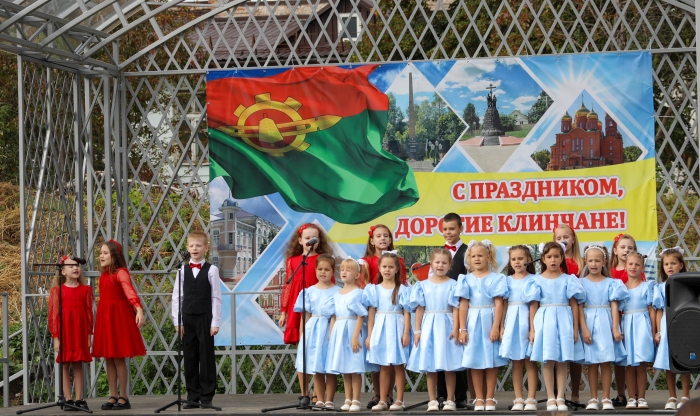 В обновляемом парке имени В.И. Ленина прошёл первый концерт в честь Дня города и 82-й годовщины освобождения Клинцов 