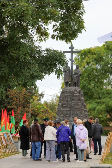 Возложение цветов к памятнику Основателям Клинцов - дань уважения тем, кто заложил основу города