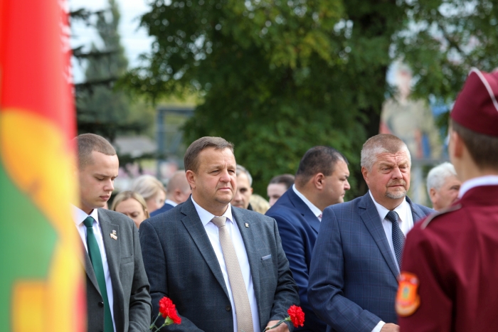 Возложение цветов к памятнику Основателям Клинцов - дань уважения тем, кто заложил основу города