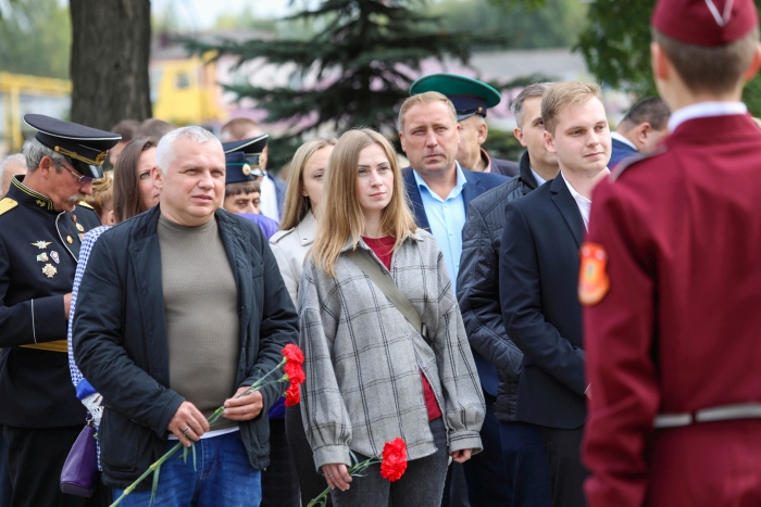 Возложение цветов к памятнику Основателям Клинцов - дань уважения тем, кто заложил основу города