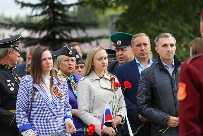 Возложение цветов к памятнику Основателям Клинцов - дань уважения тем, кто заложил основу города