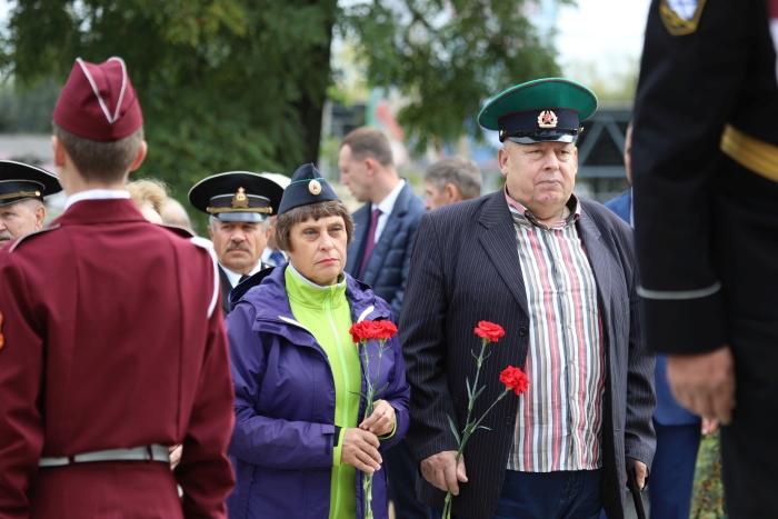 Возложение цветов к памятнику Основателям Клинцов - дань уважения тем, кто заложил основу города