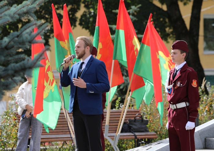 Возложение цветов к памятнику Основателям Клинцов - дань уважения тем, кто заложил основу города