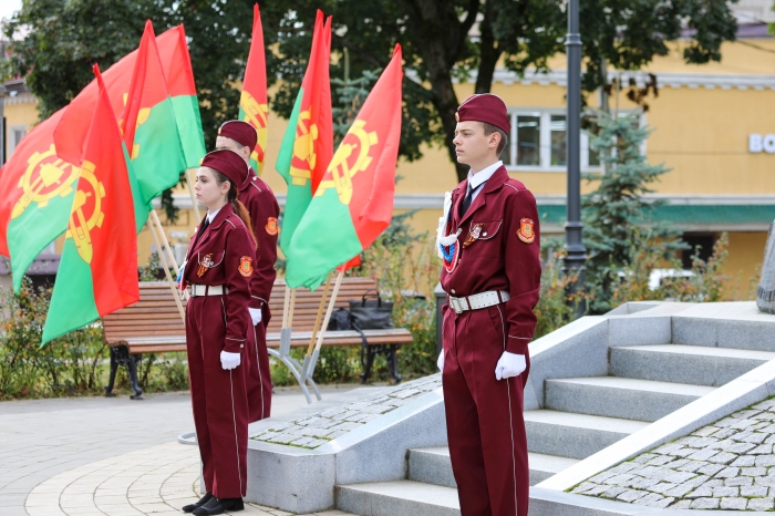 Возложение цветов к памятнику Основателям Клинцов - дань уважения тем, кто заложил основу города