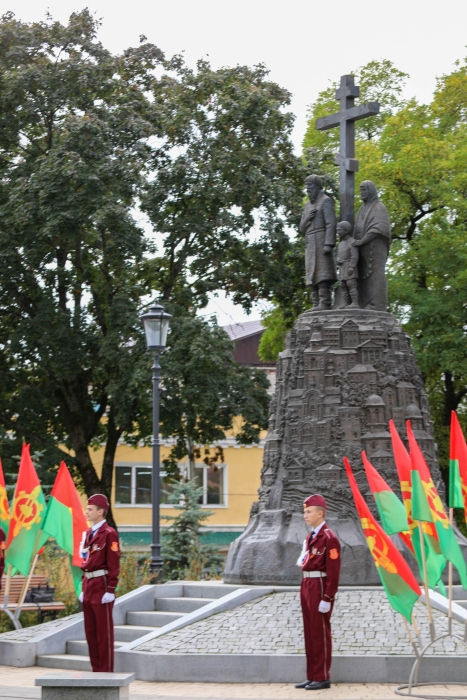 Возложение цветов к памятнику Основателям Клинцов - дань уважения тем, кто заложил основу города