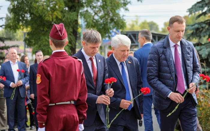 Возложение цветов к памятнику Основателям Клинцов - дань уважения тем, кто заложил основу города