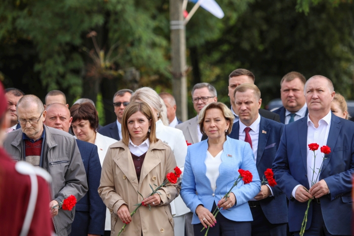 Возложение цветов к памятнику Основателям Клинцов - дань уважения тем, кто заложил основу города