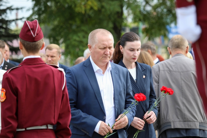 Возложение цветов к памятнику Основателям Клинцов - дань уважения тем, кто заложил основу города