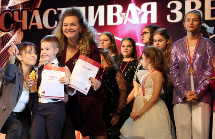 Триумфальное поздравление мамам от юных творческих клинчан на столичной сцене братской республики Беларусь