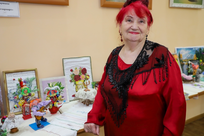 «Ниточка, иголочка и капелька души»: в Клинцах открылась душевная выставка мастерицы-кукольницы