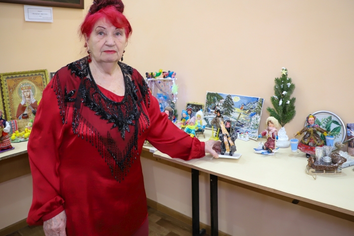 «Ниточка, иголочка и капелька души»: в Клинцах открылась душевная выставка мастерицы-кукольницы
