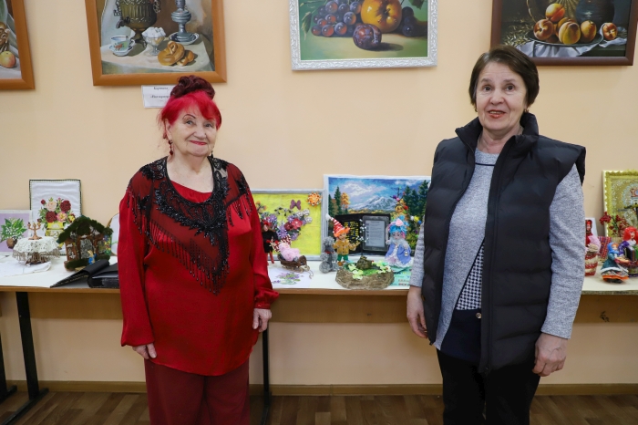 «Ниточка, иголочка и капелька души»: в Клинцах открылась душевная выставка мастерицы-кукольницы