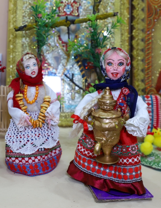 «Ниточка, иголочка и капелька души»: в Клинцах открылась душевная выставка мастерицы-кукольницы