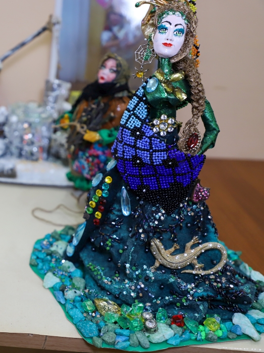 «Ниточка, иголочка и капелька души»: в Клинцах открылась душевная выставка мастерицы-кукольницы