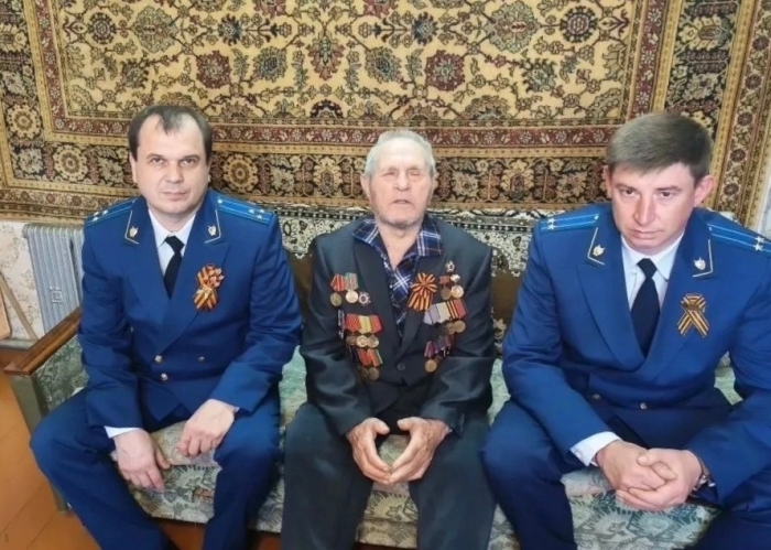 Прокуроры Клинцов и Клинцовского района поздравили с Днем Победы ветерана войны Константина Купрейченко