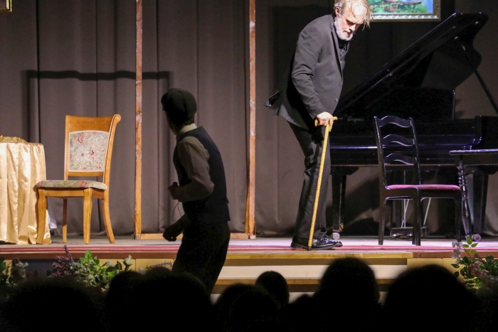 Премьера в Клинцах: Павел Крылов поставил «Не все коту масленица» о противостоянии денег и искренности