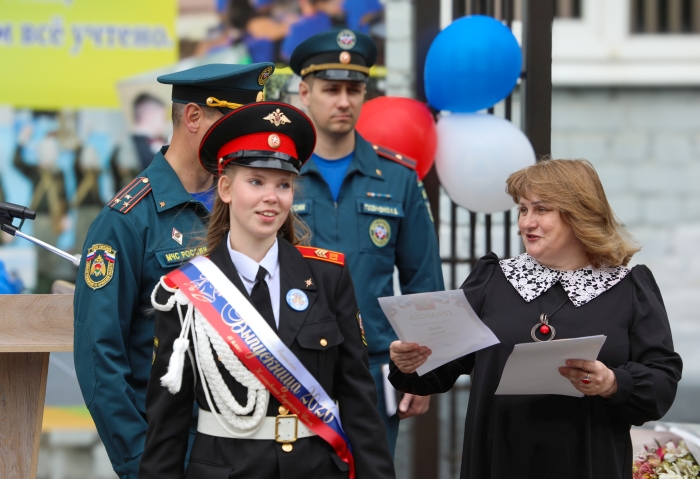 Прощание со школой на плацу: в Клинцовской кадетской школе торжественно прозвенел «Последний звонок»